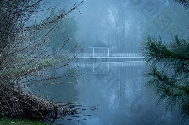 清晨，桥上的凉亭穿过池塘