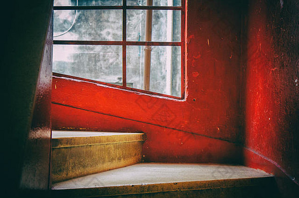 步骤螺旋楼梯红色的白色墙
