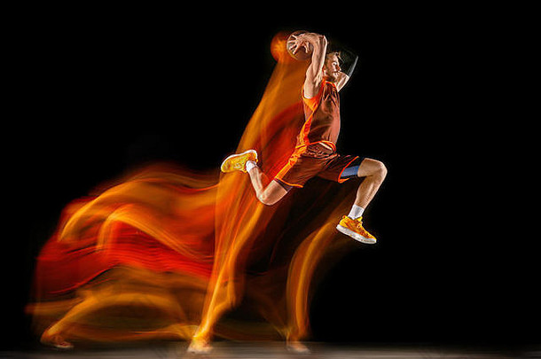 赢家年轻的高加索人篮球球员红色的团队行动跳混合光黑暗工作室背景概念体育运动运动能源动态健康的生活方式
