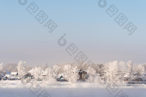 冬天景观白色雪覆盖树当地的房子城市农村俄罗斯
