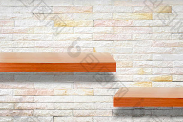 带砖背景的空木制桌面，用于产品展示