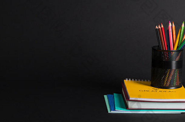 书记事本铅笔篮子黑色的背景孤立的回来学校伟大的的想法