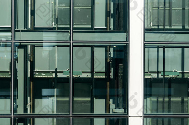 工业抽象窗，带<strong>机械配件</strong>，从建筑物附近的肮脏窗户观看。