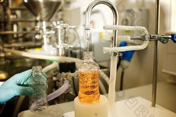 <strong>实验</strong>室技术员给一种橙汁汽水加碳酸