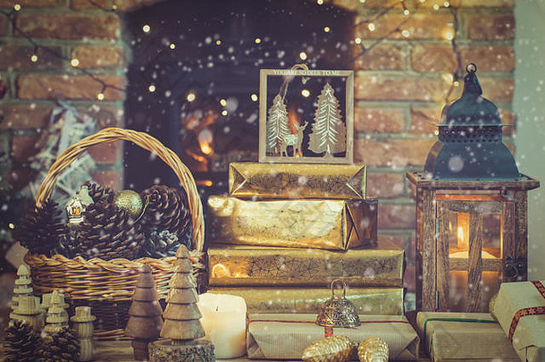 色调鲜明的圣诞构图，带有人造雪、灯笼，在壁炉前的桌子上装饰有木燃烧器、木制装饰品和花环