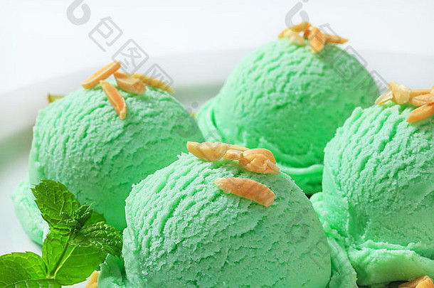 几勺浅绿色冰淇淋