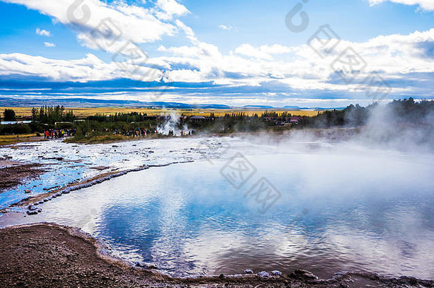冰岛金环间歇泉的蒸汽地热池