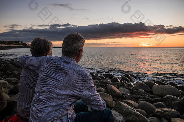 浪漫的老年白种人夫妇<strong>在</strong>海滩拥抱并享受日落——活跃的成熟退休人士<strong>永远在</strong>一起，与beaut相爱