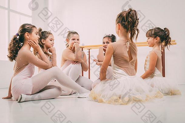 集团女孩礼服采取打破芭蕾舞类