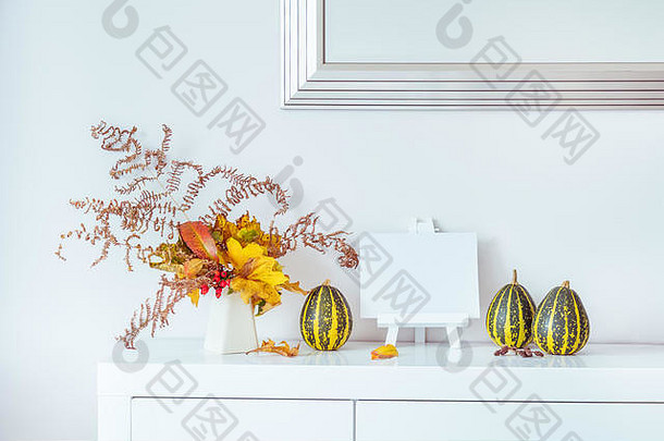 空空白文本站装饰条纹南瓜花瓶花束下降叶子蕨类植物白色胸部表格背景