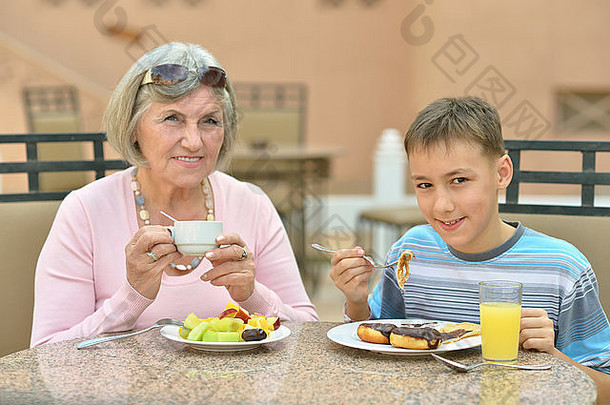 祖母和孙子一起吃早餐