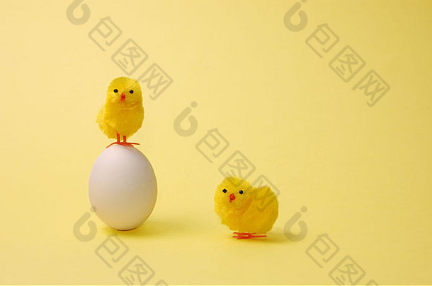 玩具小鸡的图片，带有黄色背景的蛋