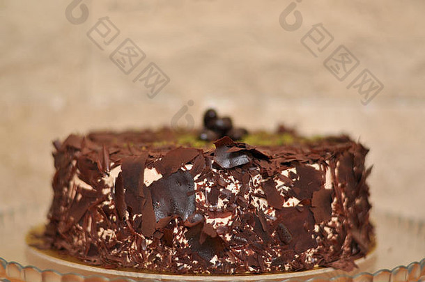 美味的新鲜的巧克力pistaccio蛋糕巧克力块开心果前服务玻璃板圣诞节装饰