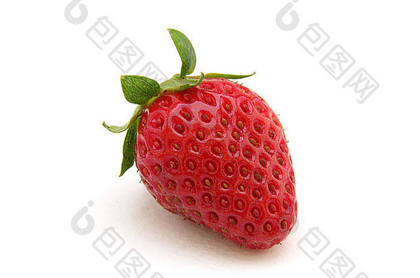 白色背景上的红色美味草莓。