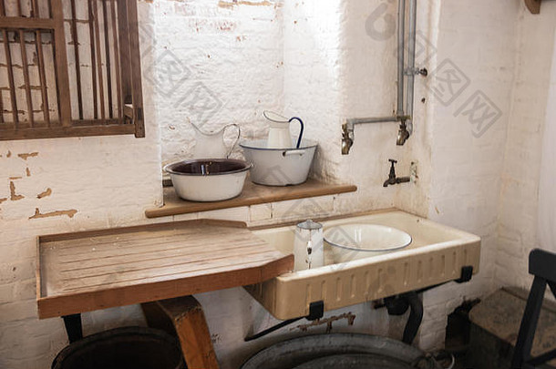 老式厨房里的一个老管家水槽