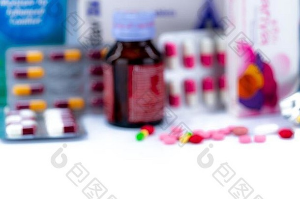 药片、药瓶和胶囊在药片包装中模糊不清。药品包装。药店产品。药品和保健概念。