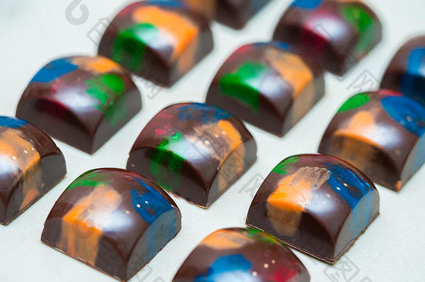 集色彩斑斓的奢侈品手工制作的糖果白色背景独家手工制作的巧克力糖果产品概念巧克力制造商
