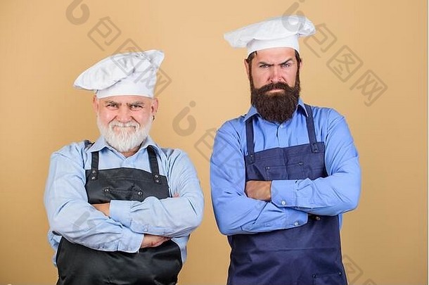 家庭餐厅咖啡馆工人餐厅厨房烹饪行业餐厅工作人员成熟的有胡子的但专业餐厅<strong>厨师</strong>老板但穿围裙父亲儿子烹饪爱好