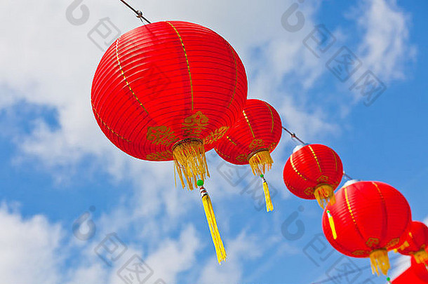 红色的中国人纸灯笼蓝色的天空水平拍摄