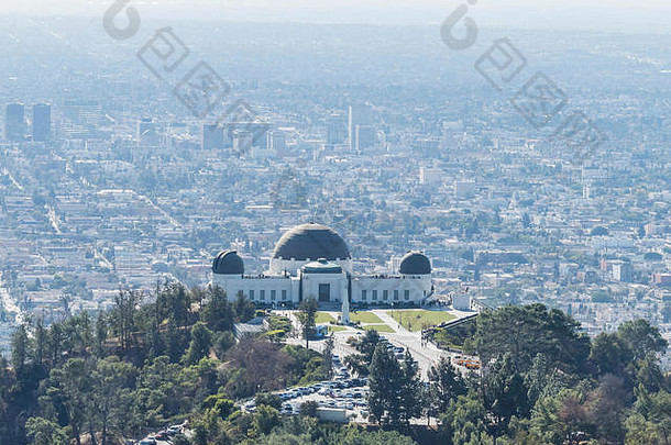 格里菲斯天文台和洛杉矶市区在一个阳光明媚但阴霾的日子鸟瞰图