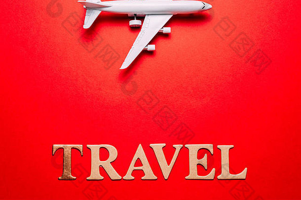 客机，最小概念，红色背景，几何形状。最低限度的交通，旅行或度假的概念。