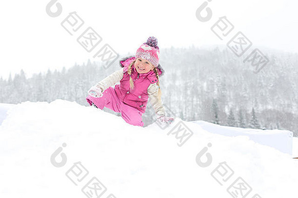 女孩幸福的玩雪
