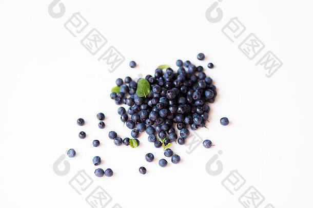 白色隔离背景上的一束新鲜蓝莓，特写