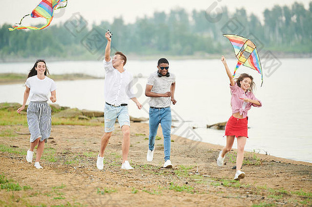 人们在玩风筝
