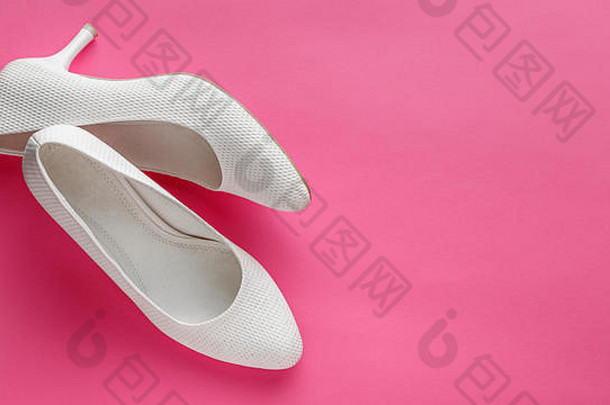 简单的白色婚礼鞋子粉红色的背景