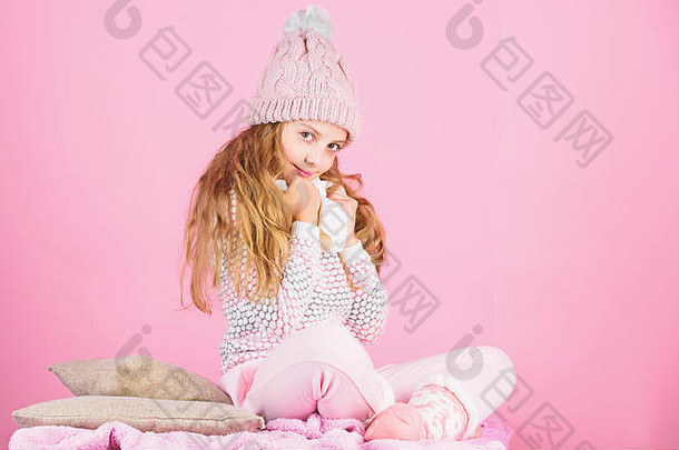 孩子女孩穿针织温暖的他放松粉红色的背景冬天时尚温暖的衣服概念温暖的配件舒适的冬天