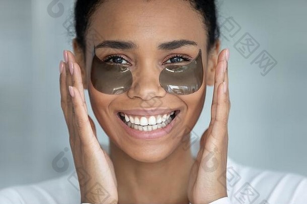 非洲妇女使用水凝胶贴片护理眼底皮肤