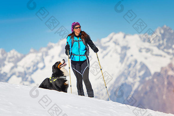 登山家女孩滑雪板海豹皮狗忠实的朋友