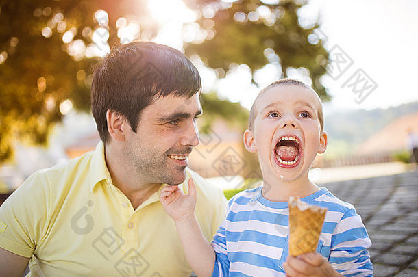 父子俩在公园外面吃冰淇淋