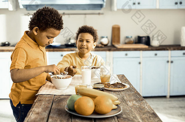 可爱的美国黑人双胞胎早餐学校