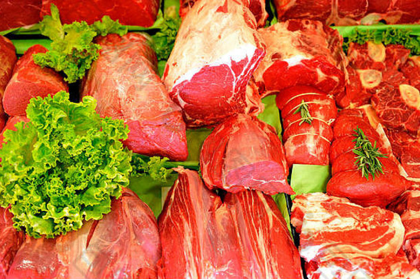 肉铺里陈列的牛肉、牛排和红肉
