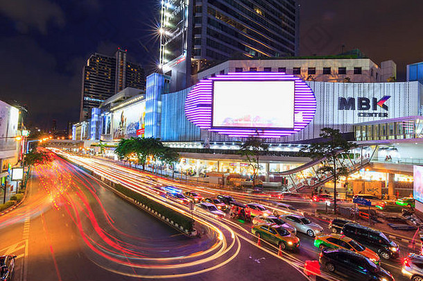 泰国曼谷-2017年8月7日：MBK购物中心的交通模糊/道路交通的移动照明模糊