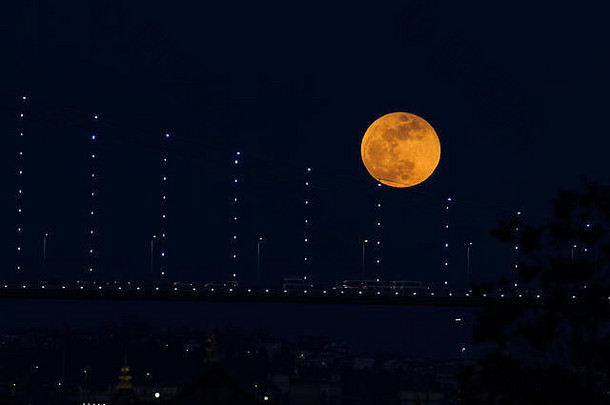 土耳其伊斯坦布尔博斯普鲁斯海峡大桥后的超级蓝血月亮