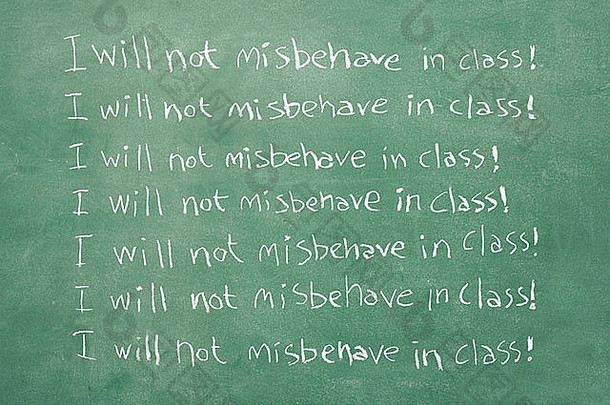 旧黑板上写着“我不会在课堂上胡作非为”的句子，一遍又一遍地写着