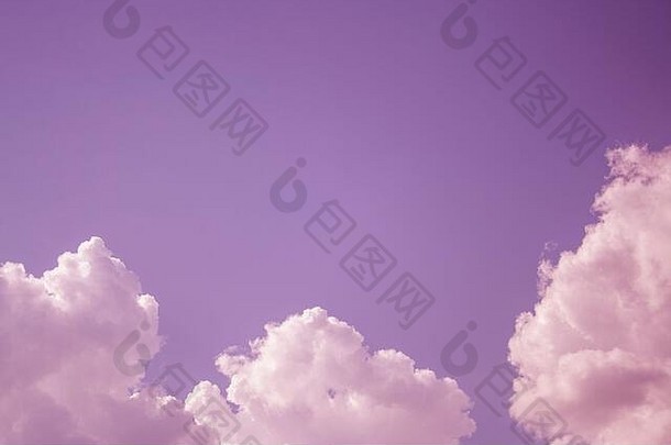 在多风的冬日背景下，天空中的白云呈紫色调