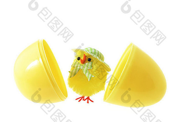 玩具复活节小鸡和塑料黄色蛋壳