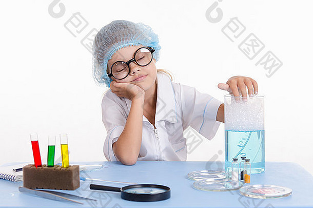 女孩坐着化学类使简单的实验