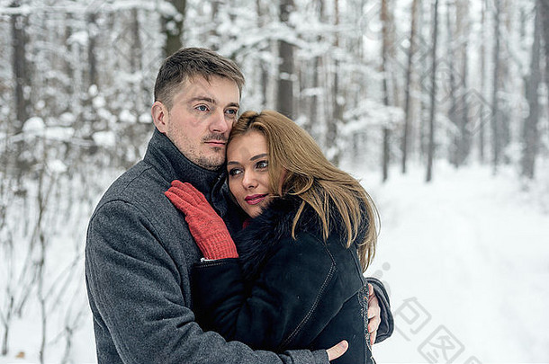 冬季公园中的幸福夫妇肖像
