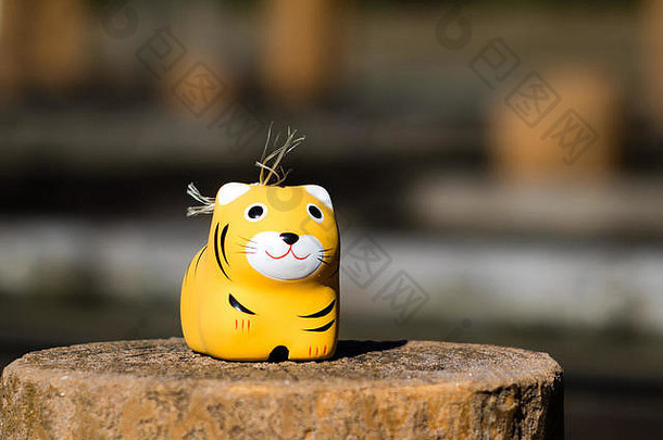 一个可爱的小老虎玩具，实际上是神道教的生育魅力。