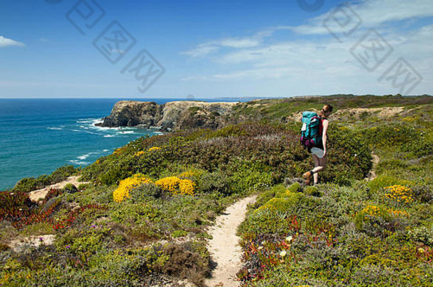 葡萄牙海岸徒步小道上的女徒步旅行者，rota vicentina。