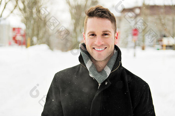 美丽的冬天肖像英俊的男人。针织他