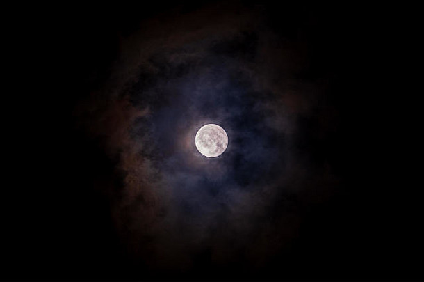 完整的月亮黑色的背景云细节表面复制空间