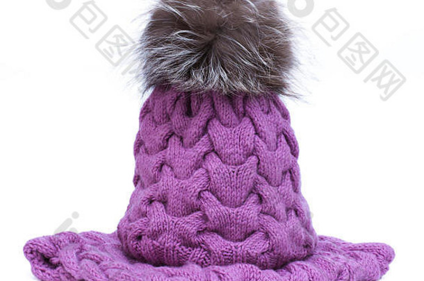 紫色针织羊毛围巾和帽子，白色背景上有绒球