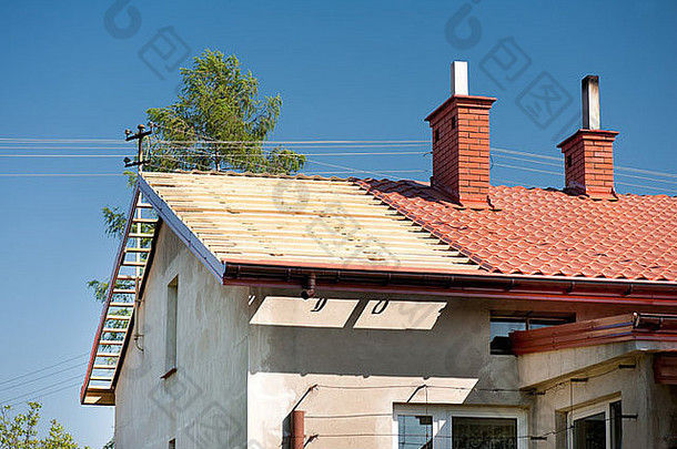 屋顶翻新暴露的木椽和瓷砖