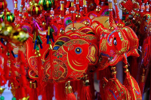 越南胡志明市——2019年1月25日：在中国城的装饰店（Cho Lon，一个装饰市场）为春节拍摄的充满活力的红色饰品特写