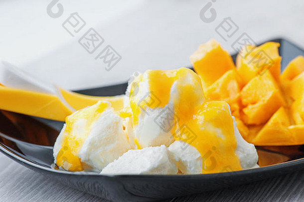 白色冰奶油酱汁成熟的芒果水果